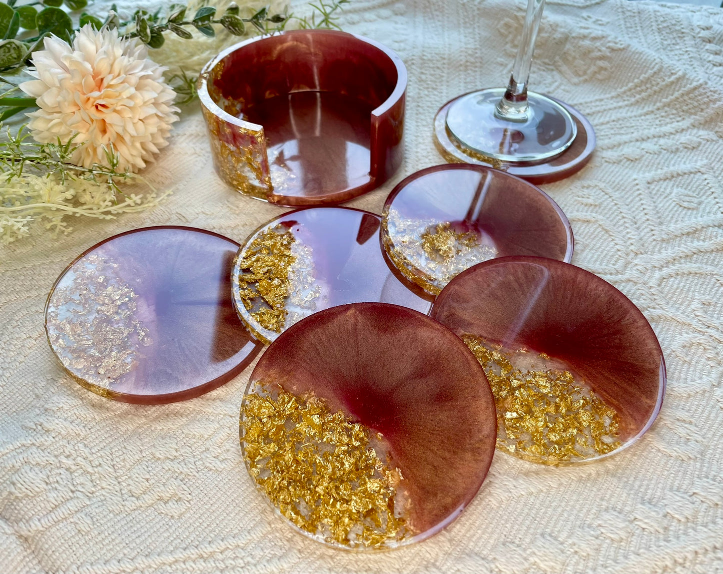 Detailansicht Resin Untersetzer Kupferrose Gold - 6 runde Untersetzer mit schimmernden Goldflocken und elegantem Halter
