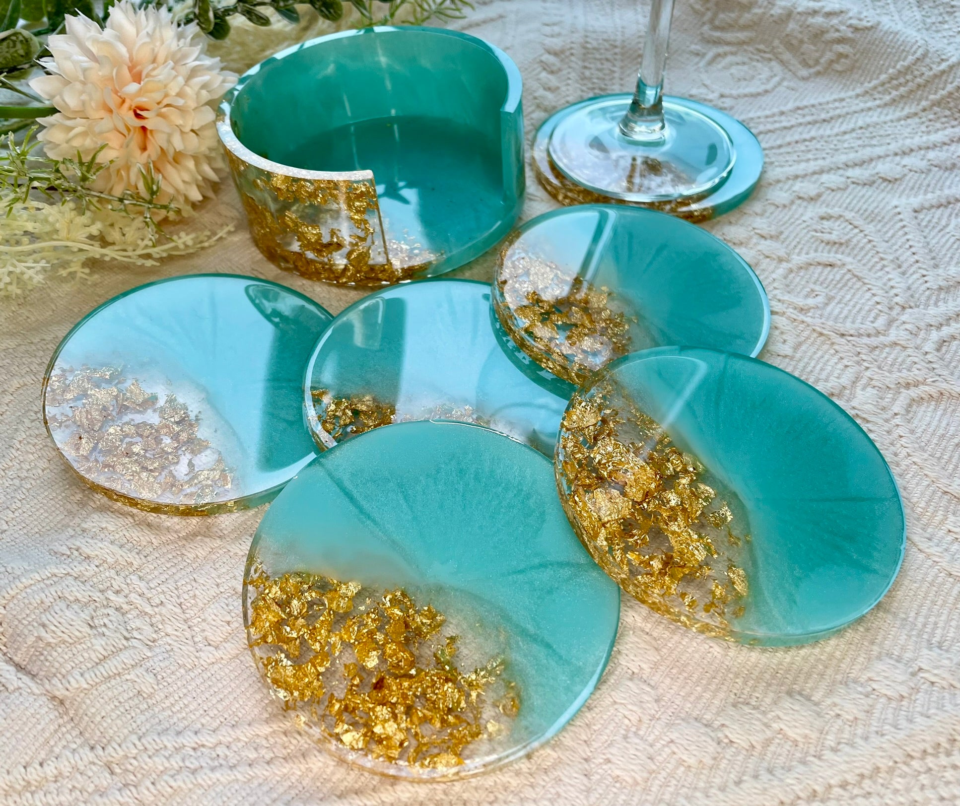 Handemachter Untersetzer Set aus Epoxidharz mit 6 Untersetzer, in Mintgrün-Gold Detailaufnahme 