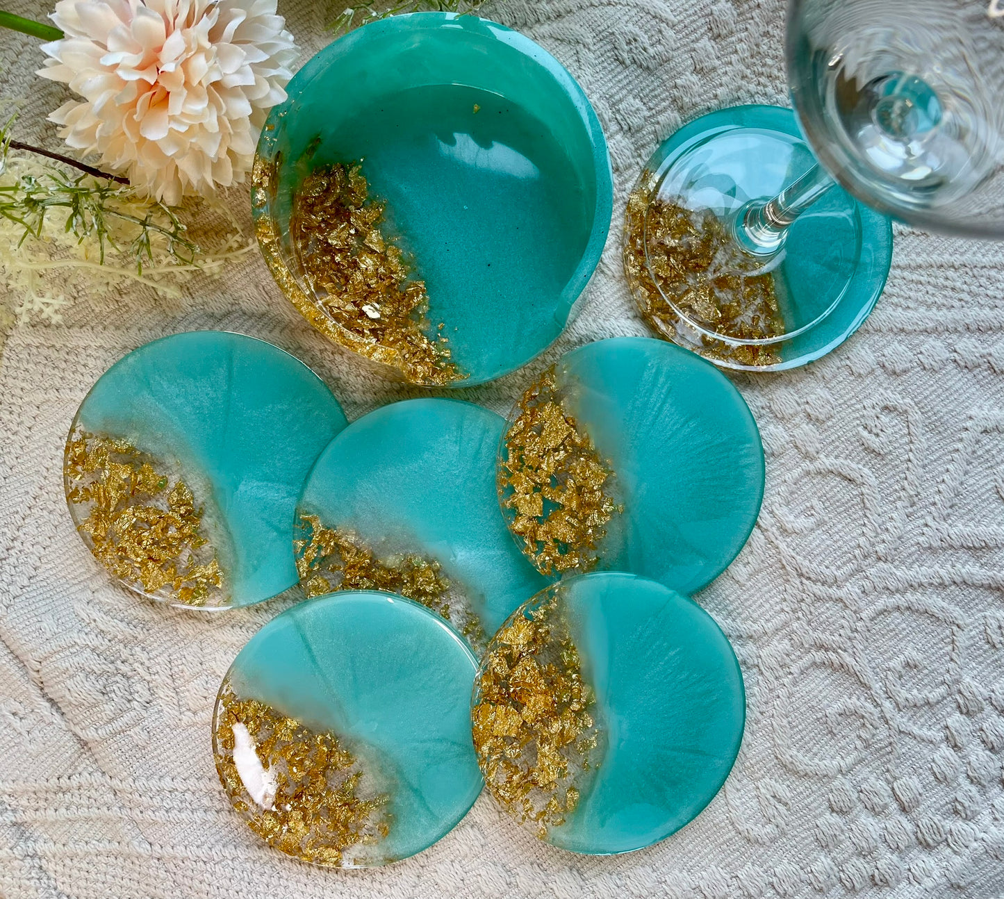 Handemachter Untersetzer Set aus Epoxidharz mit 6 Untersetzer, in Mintgrün-Gold - Aufnahme von oben
