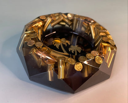 Epoxidharz Aschenbecher mit recycelten Messinghülsen und Palmen-Motiv - Rap-Fan Geschenk 