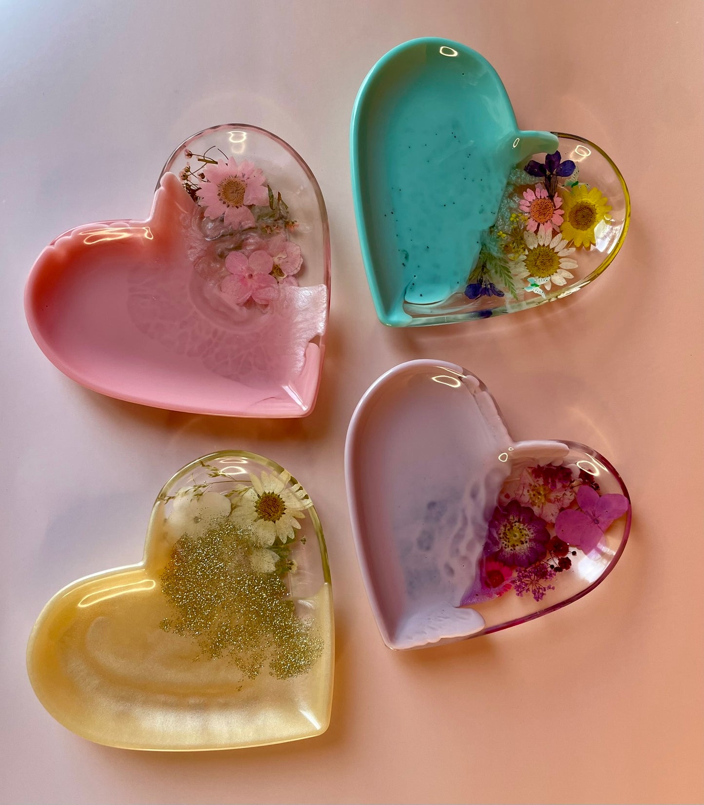 Herzförmige Schmuckschale mit Echten Blüten – Handgefertigtes Epoxidharz-Unikat
