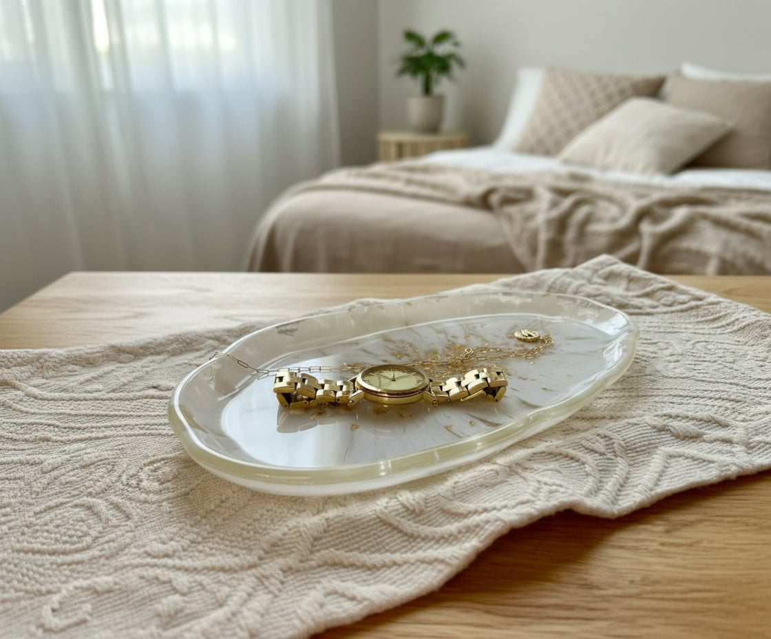 Gold-Details Tablett aus Epoxidharz - luxuriöse Schmuckablage
