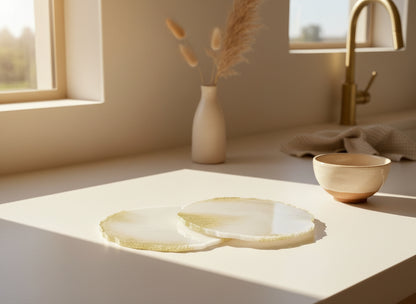 Glitzer Untersetzer aus Epoxiddharz 2er Set inChampagne-Cream Marmor-Optik in einer Küche