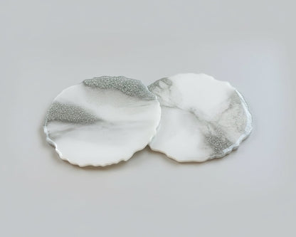 Marmor-Glitzer Untersetzer Set mit 2 Untersetzer in Weiß-Silber