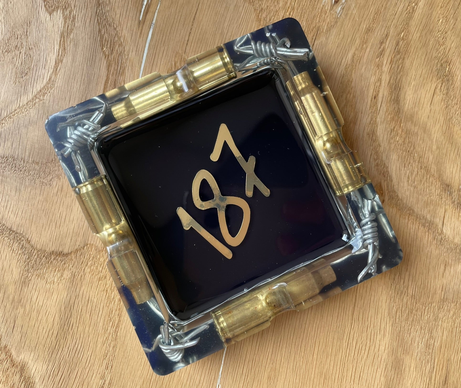 187 Aschenbecher aus Epoxidharz, mit Recyceltem Messing und Draht, in Durchsichtig und Schwarz. Ansicht von Oben. 