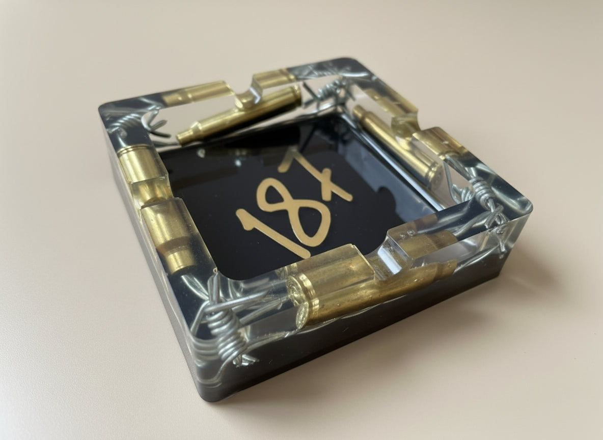 187 Aschenbecher aus Epoxidharz, mit Recyceltem Messing und Draht, in Durchsichtig und Schwarz. 