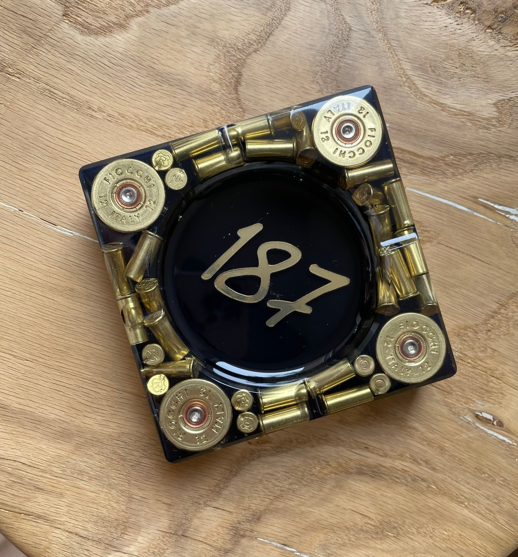 187 Aschenbecher aus Epoxidharz, mit Recyceltem Messing, in Durchsichtig und Schwarz. 