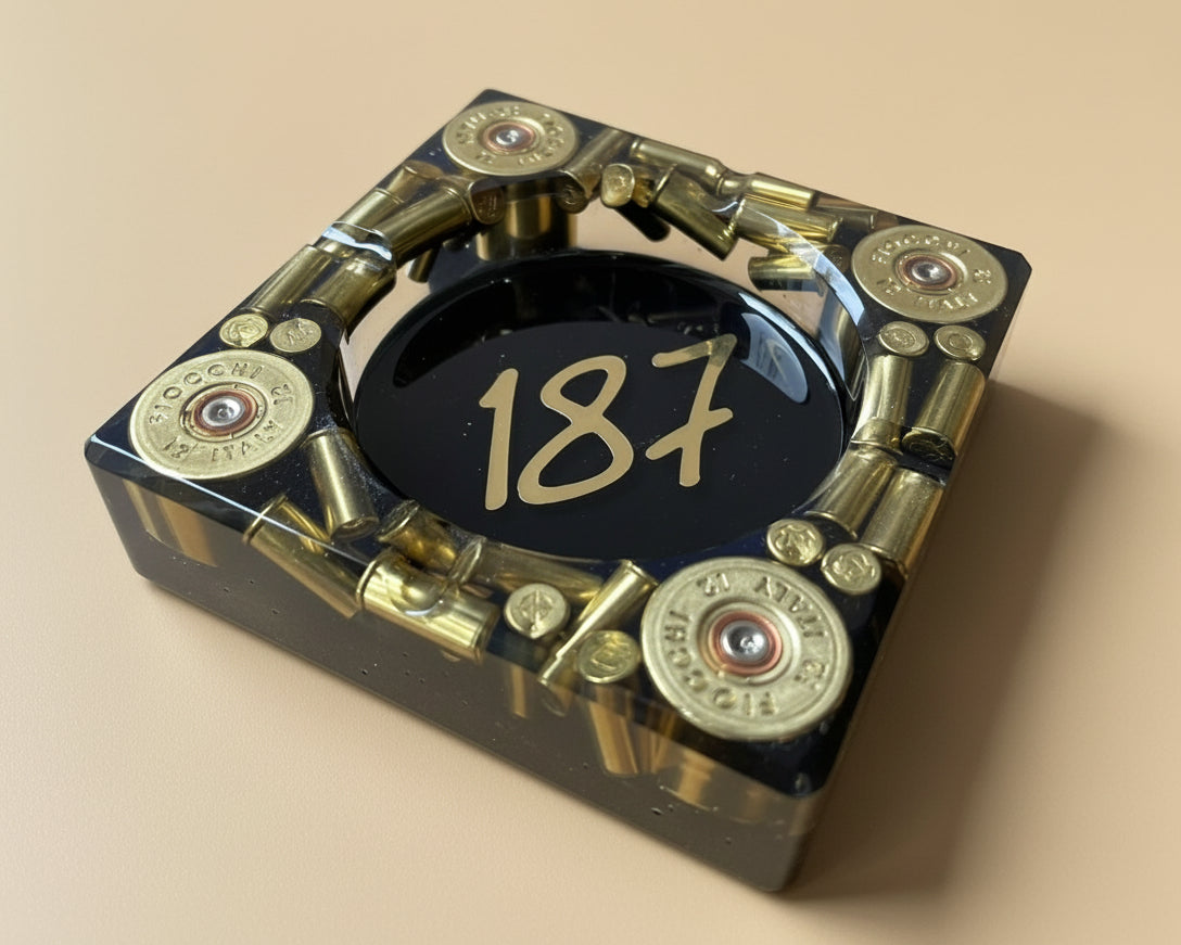 187 Aschenbecher aus Epoxidharz viereckig mit Recyceltem Messing eingearbeitet in Schwarz und Durchsichtig 