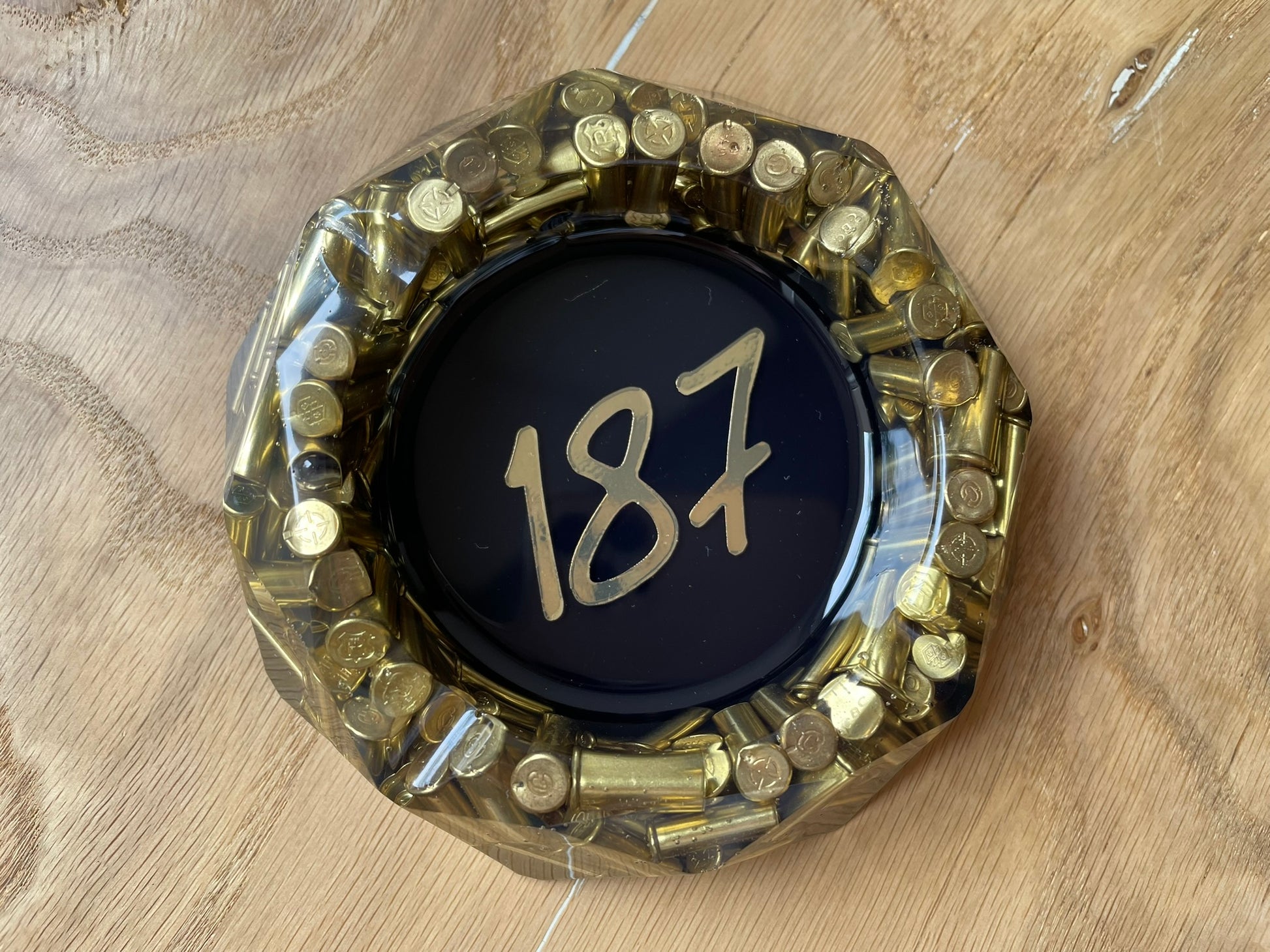 187 Aschenbecher aus Epoxidharz in Diamant Form, mit mit Recyceltem Messing, in Durchsichtig und Schwarz- Ansicht von oben. 