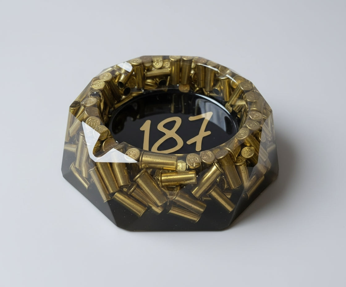 187 Aschenbecher aus Epoxidharz mit Recyceltem Messing in Durchsichtig und Schwarz - diamantförmig