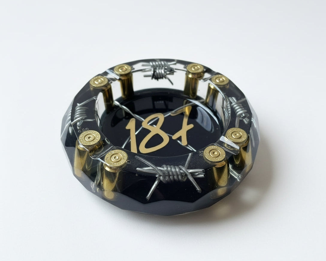 187 Aschenbecher aus Epoxidharz rund mit Draht und mit Recyceltem Messing eingearbeitet in Schwarz und Durchsichtig