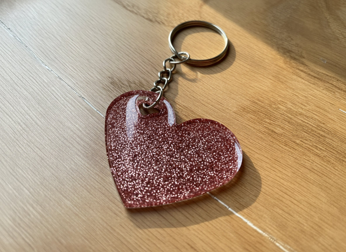 Herzförmiger Epoxidharz Schlüsselanhänger - in Rosa Glitzer