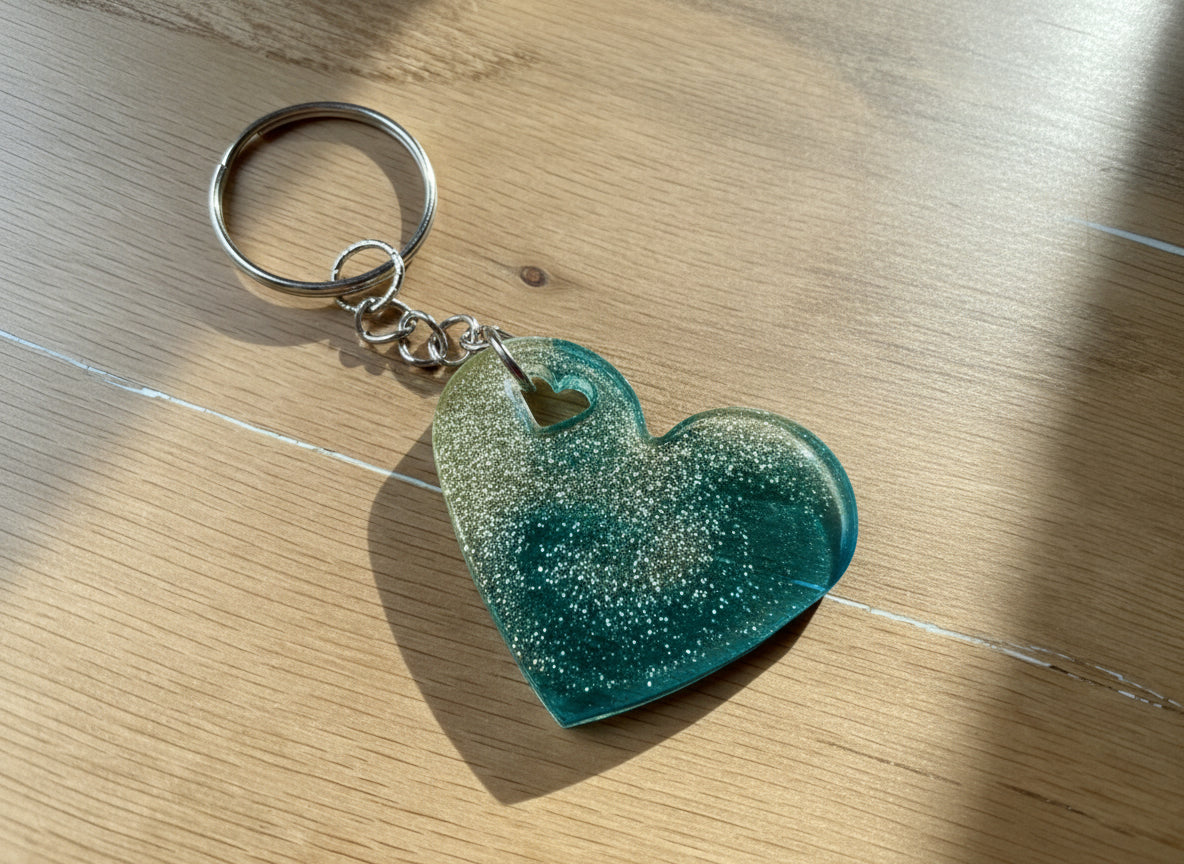 Herzförmiger Epoxidharz Schlüsselanhänger - in Blau-Champage 
