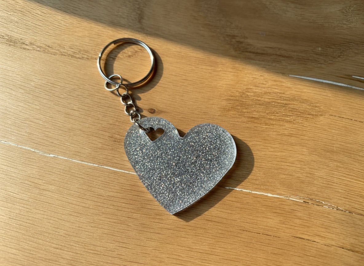 Herzförmiger Epoxidharz Schlüsselanhänger - in Silber Glitzer