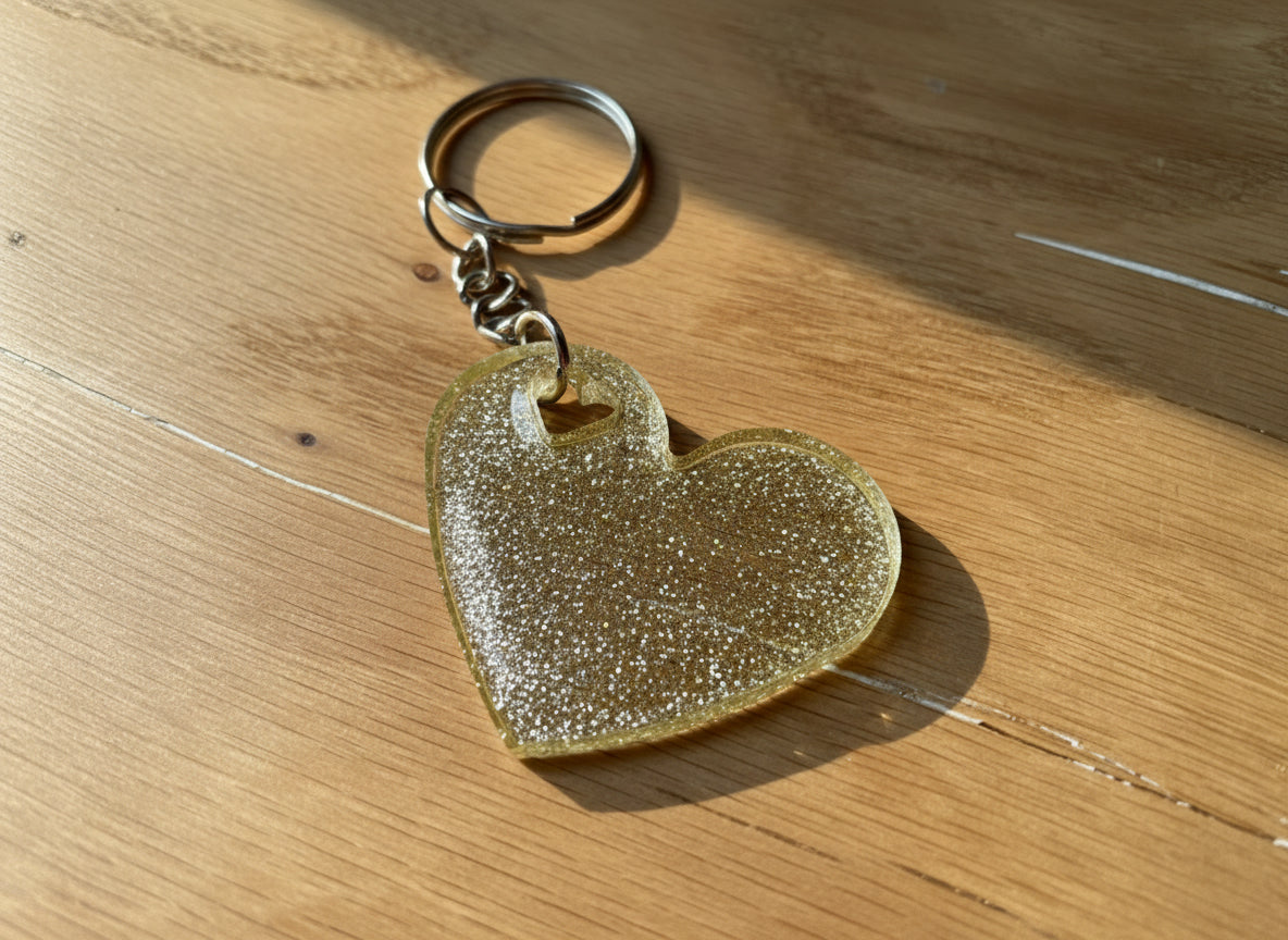 Herzförmiger Epoxidharz Schlüsselanhänger - in Champagne Glitzer