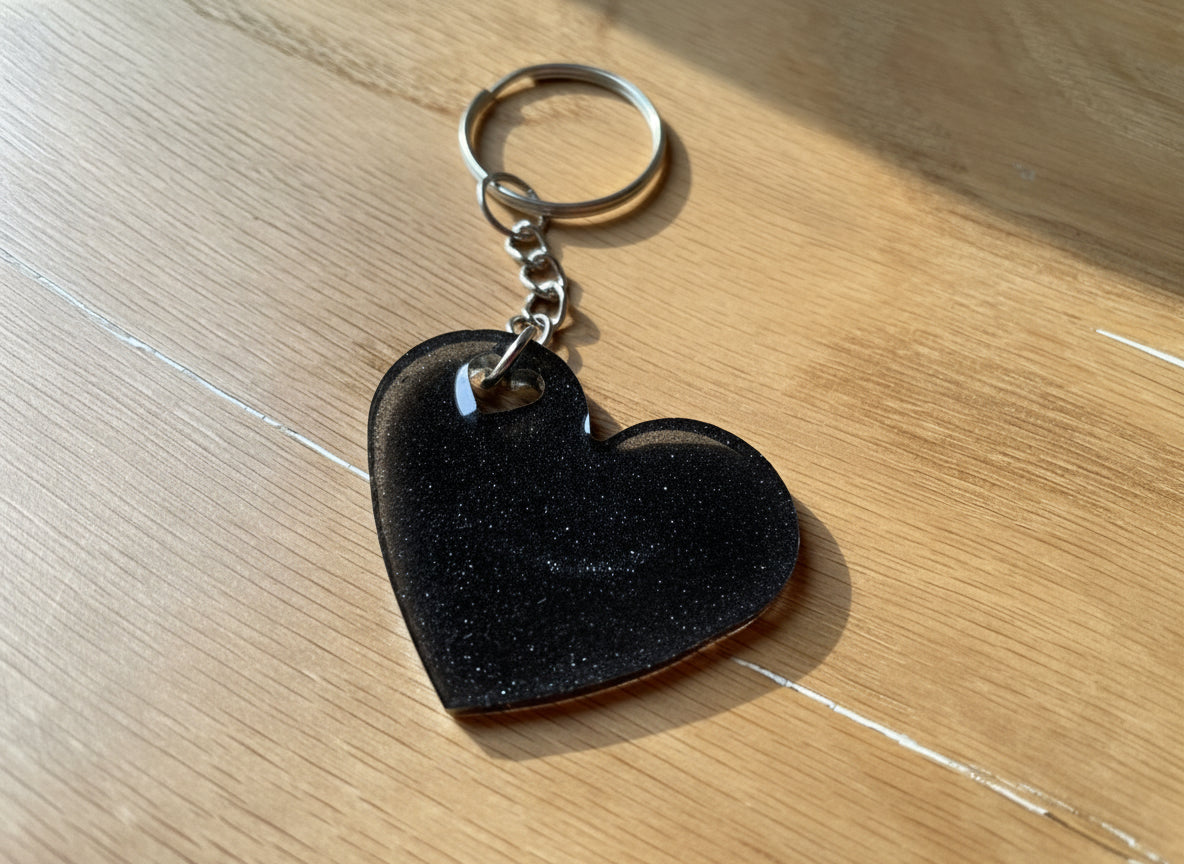 Herzförmiger Epoxidharz Schlüsselanhänger - in Night Black