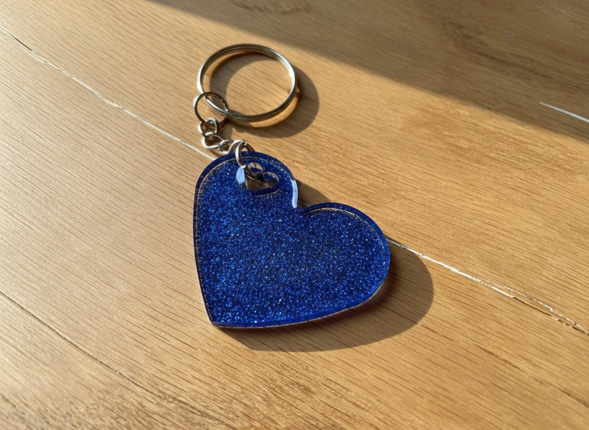 Herzförmiger Epoxidharz Schlüsselanhänger - in Blau Glitzer