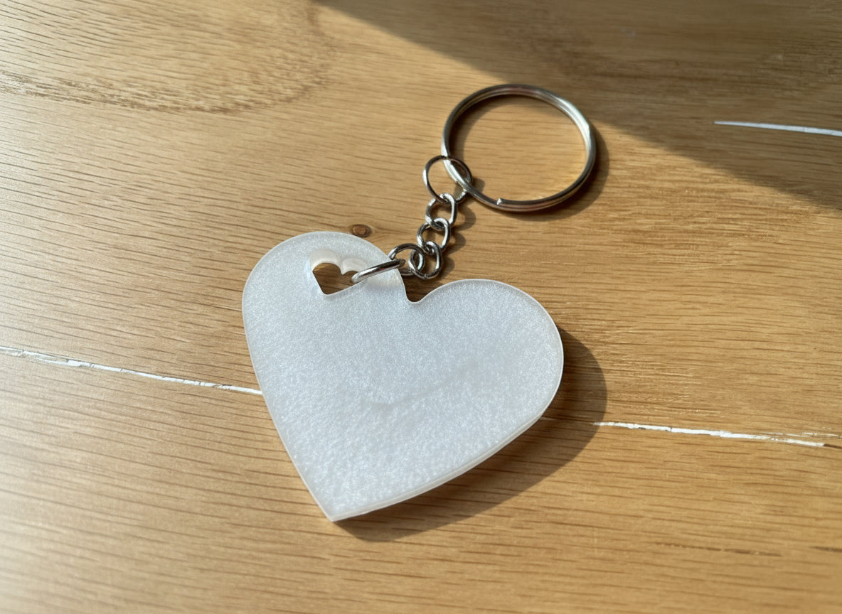 Herzförmiger Epoxidharz Schlüsselanhänger - in Weiß