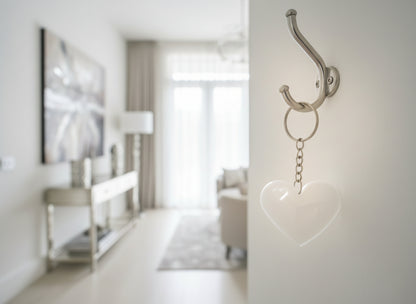 Herzförmiger Schlüsselanhänger aus Epoxidharz hängt in einer moderner Wohnung in dem Eingangsbereich.