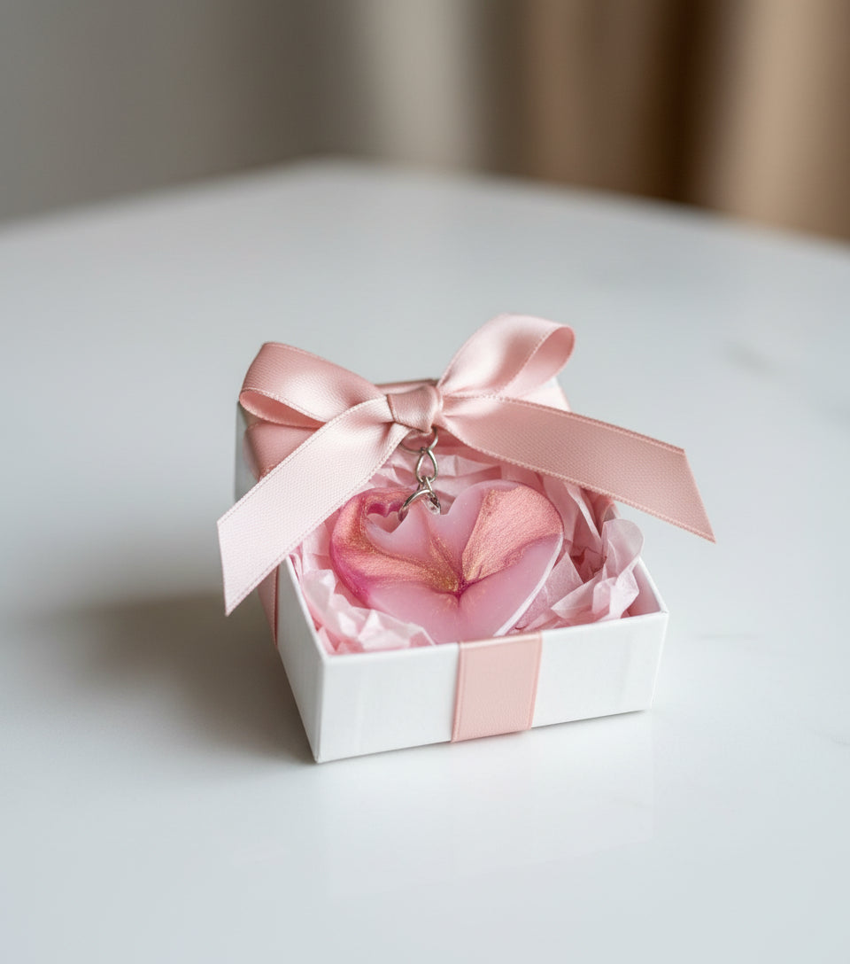 Herzförmiger Epoxidharz Schlüsselanhänger - in Rosa als Beispiel wie man als Geschenk einpacken kann. 