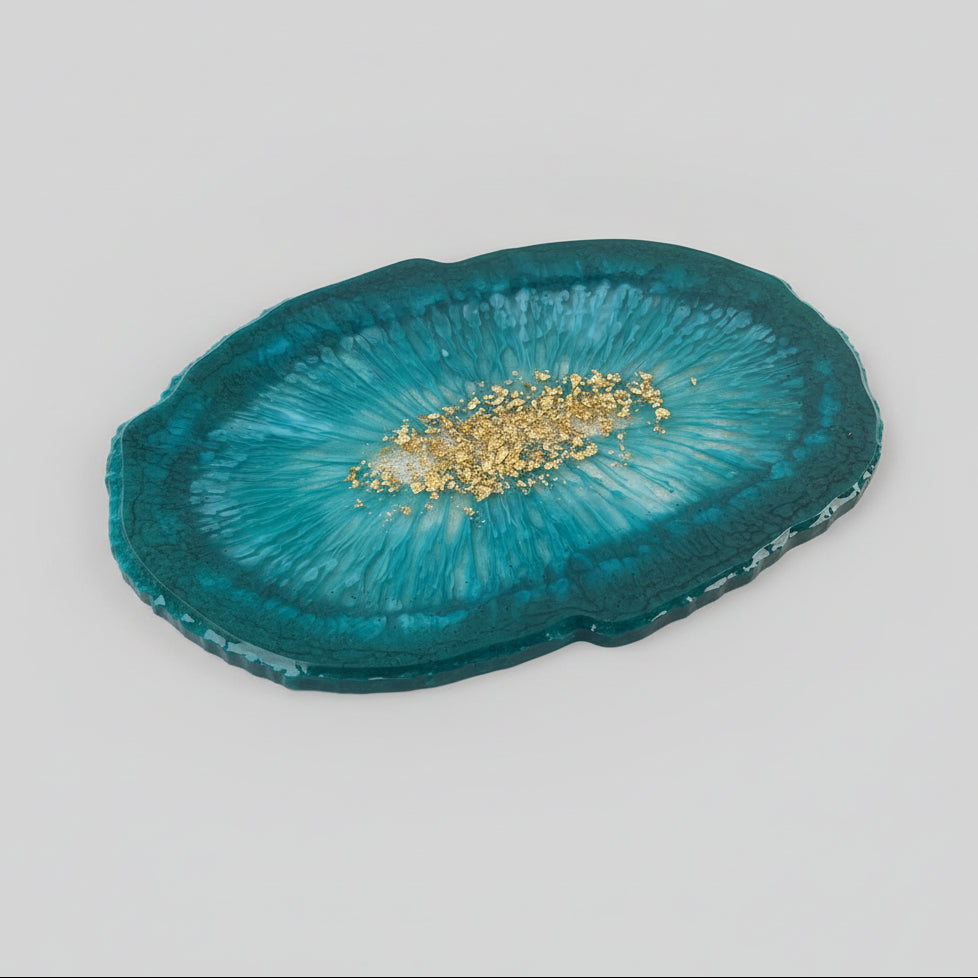 Handmade Deko-Tablett Epoxidharz in "Smaragd Grün & Gold" - Studioaufnahme