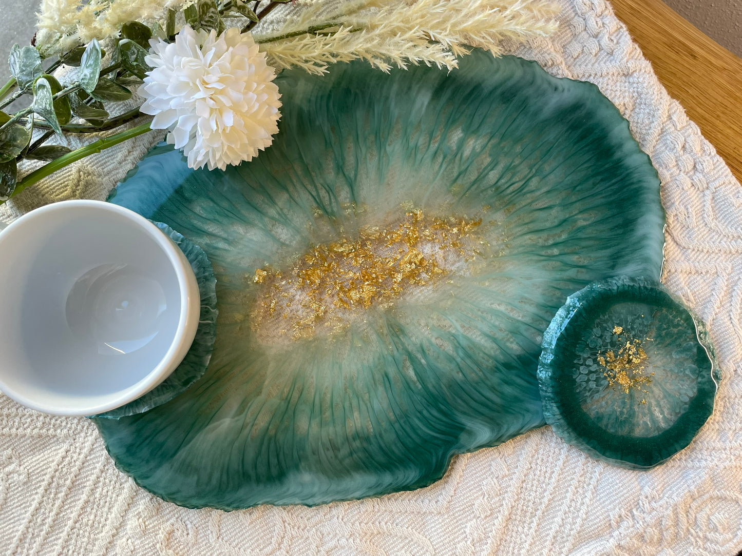 Epoxidharz Tablett in "Deep Forest" - mit passenden Untersetzern und einer Tasse 