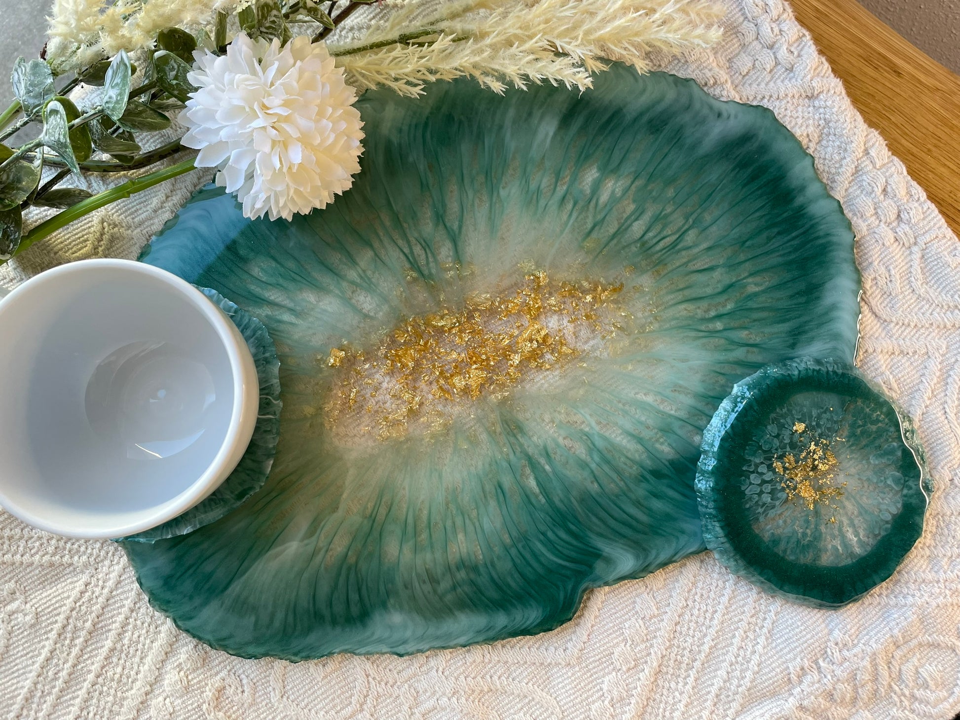 Epoxidharz Tablett in "Deep Forest" - mit passenden Untersetzern und einer Tasse 