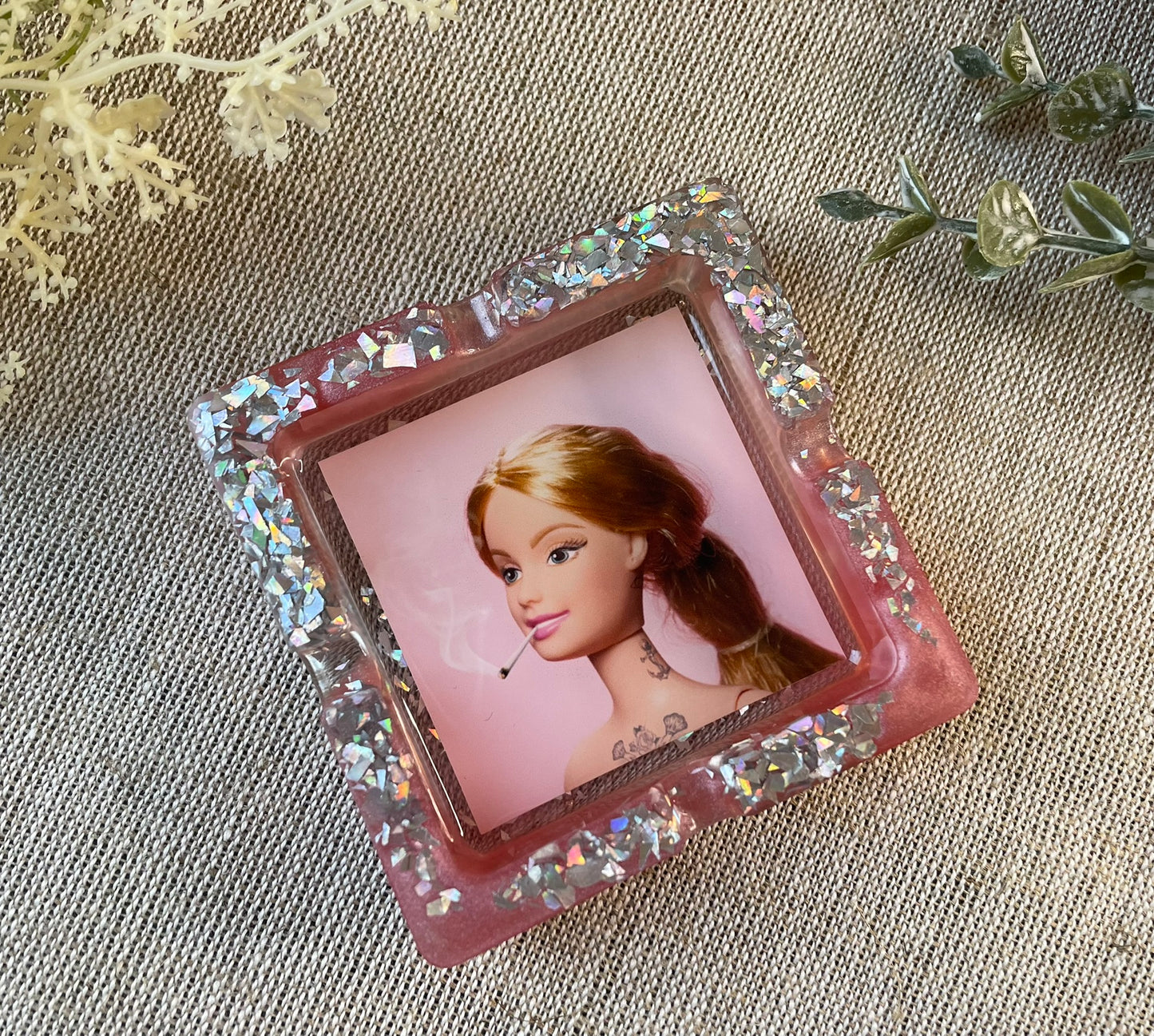 Erwachsene Barbie Aschenbecher aus Epoxidharz - in Pink mit Glitzer - Ansicht von oben