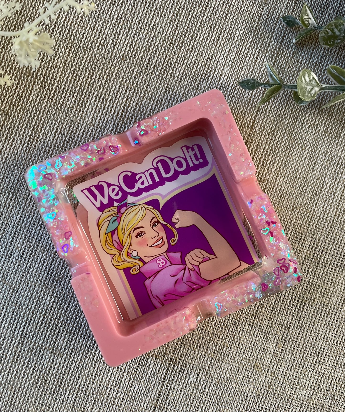 Starke Barbie Aschenbecher aus Epoxidharz - in Pink mit Glitzer von oben Fotografiert