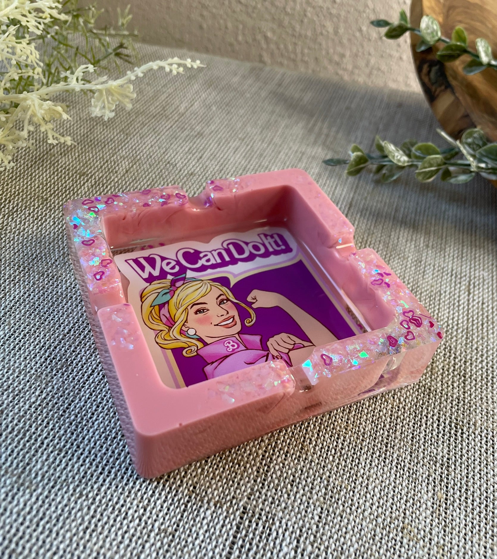 Starke Barbie Aschenbecher aus Epoxidharz - in Pink mit Glitzer