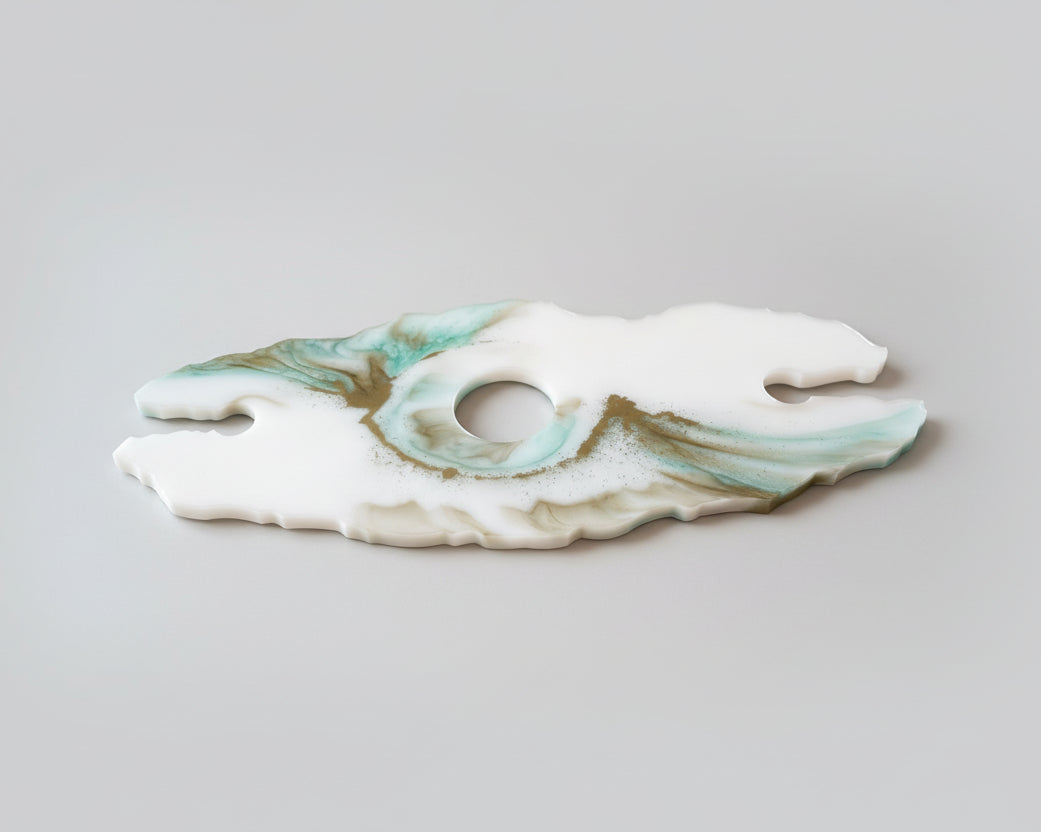 Weinbutler aus Epoxidharz in Weiß-Mint-Gold - Studiofoto