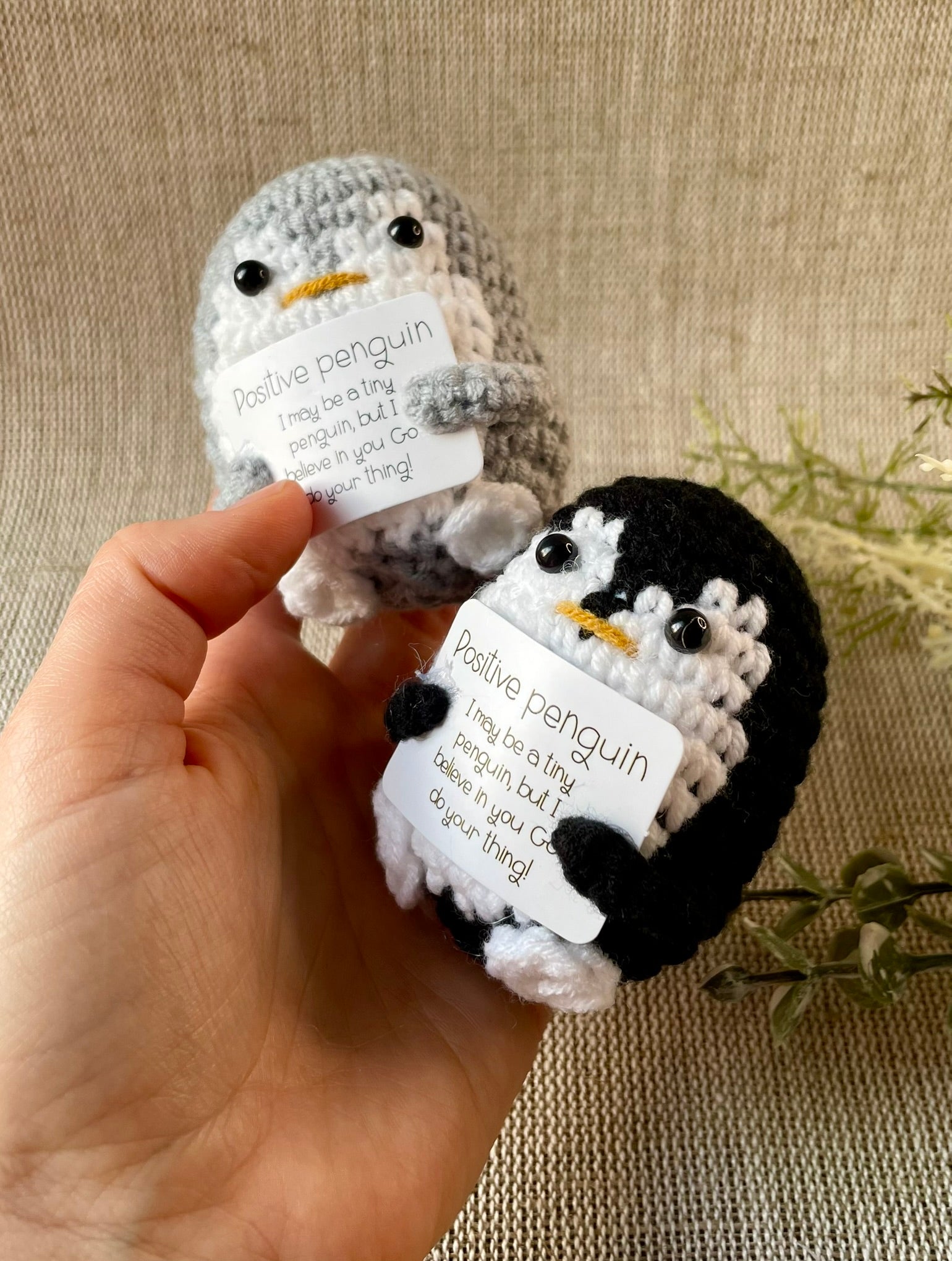 Pocket Penguin - gehäkelter Pinguin in Grau - Motivationsgeschenk
