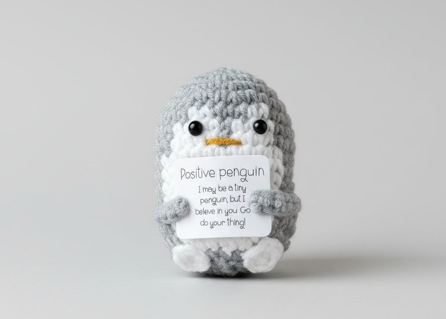 Graue gehäkelte Positive Pinguin von vorne