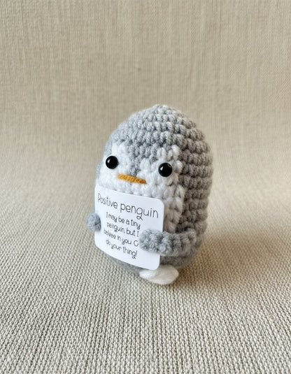 Graue gehäkelte Positive Pinguin seitlich