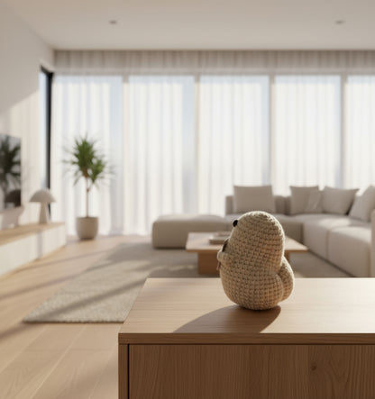 Gehäkelte Positive Potato in Weiß von hinten in einem schönen Wohnzimmer