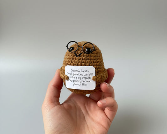 Cheerful Potato mit Brille und positiver Botschaft mit einer klarer Hintergrund in der Hand gehalten 