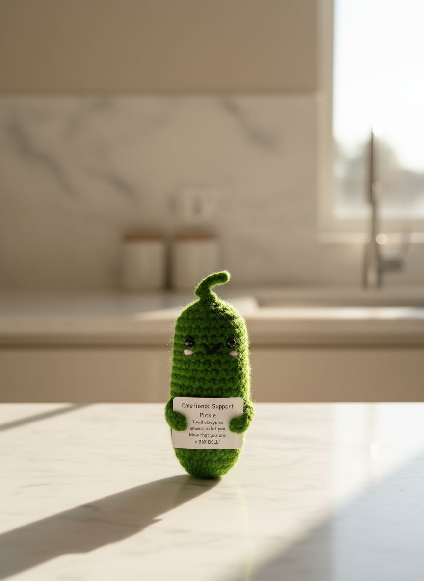 Emotional Support Pickel - gehäkelte Gurke in einer Küche