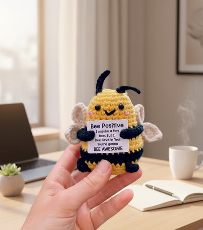 Positive Bee auf dem Schreibtisch - gehäkelte Biene als Motivationsgeschenk
