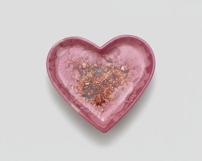 Herzförmige Schmuckschale aus Epoxidharz in Rosa, mit Rose Gold Flocken in der Mitte - Ansicht von oben
