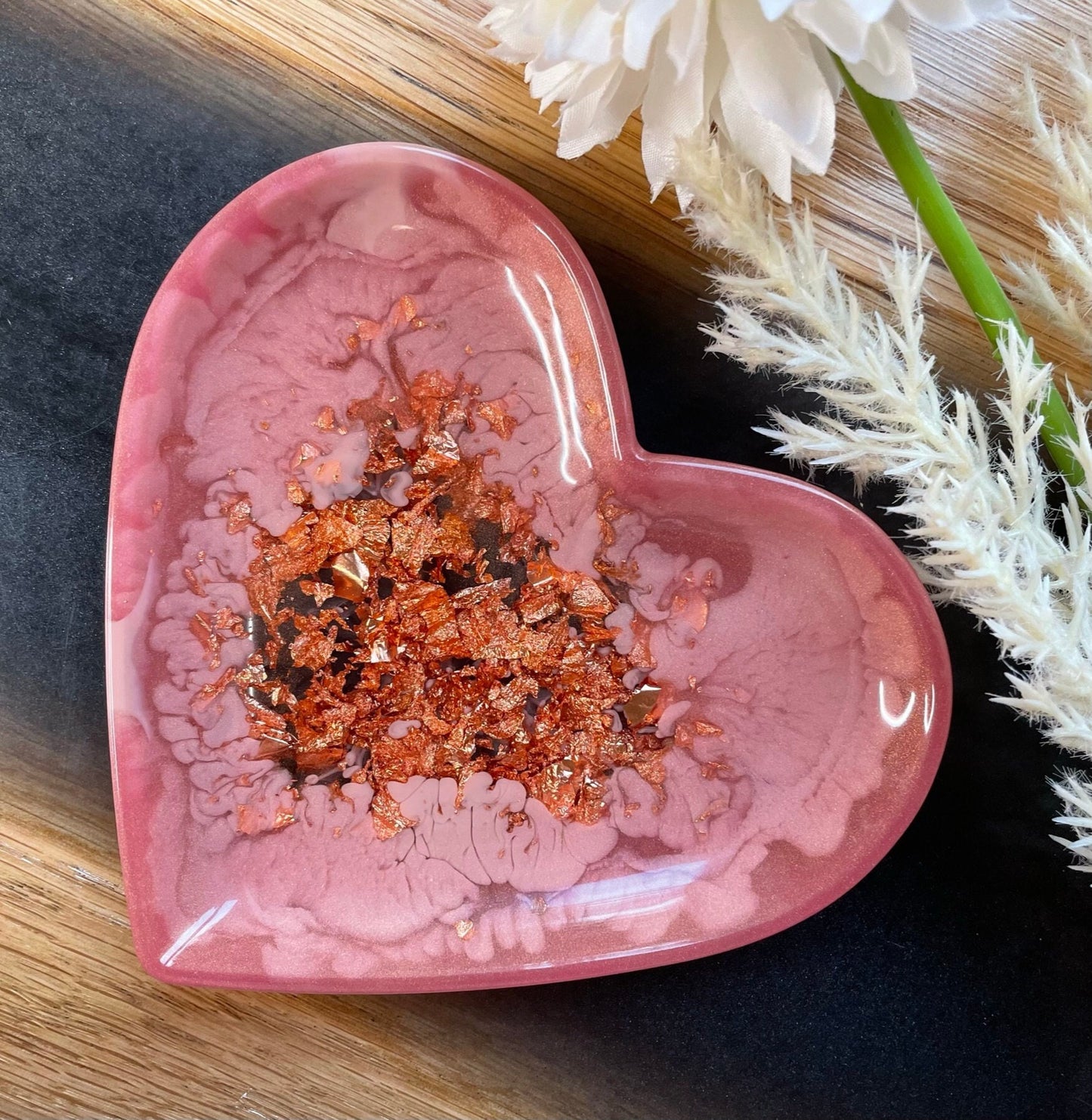 Rosa Epoxidharz Schmuckschale - in Rosa mit Rose Gold Flakes in der Mitte 