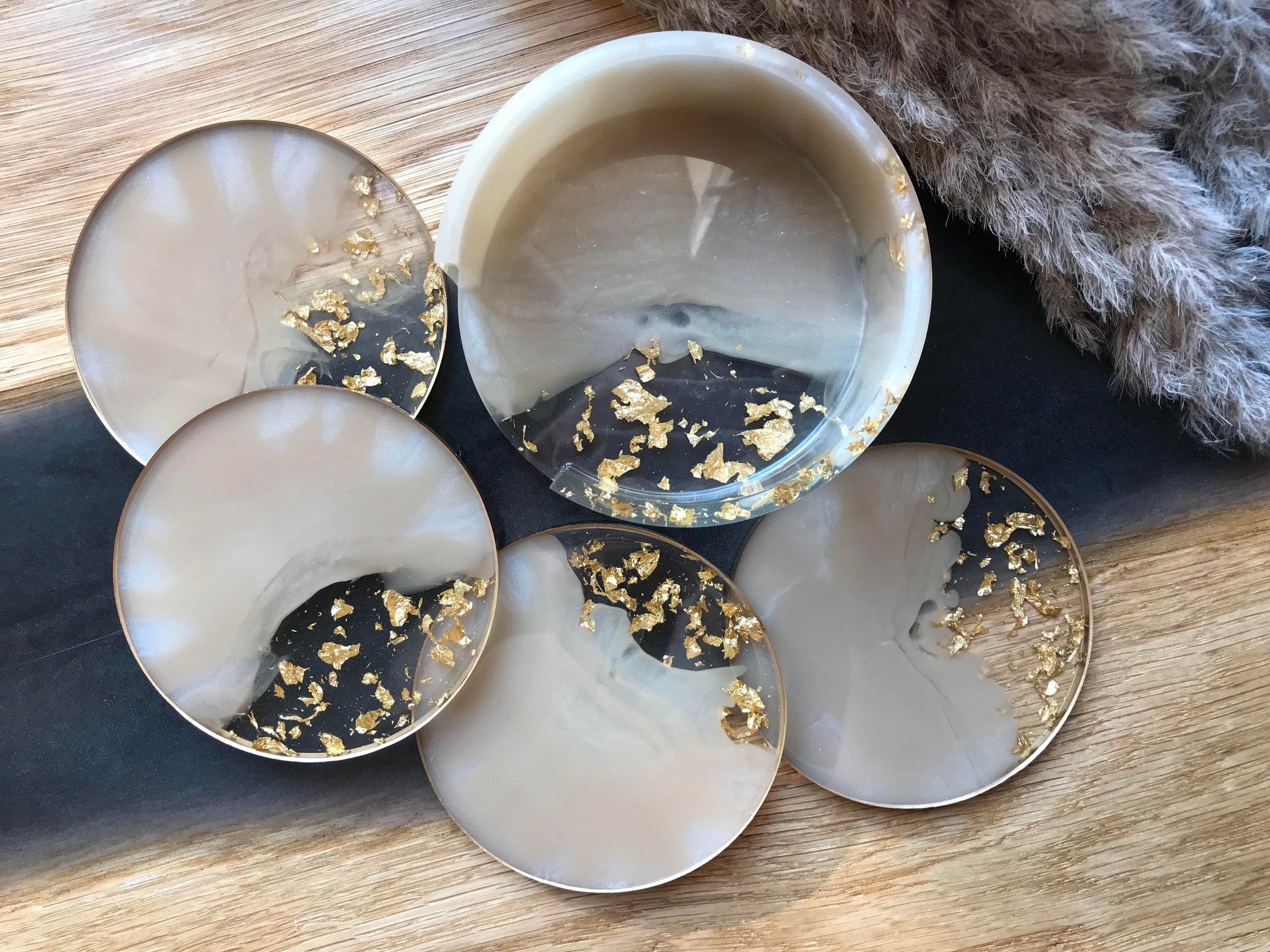 4er Set Untersetzer Set aus Epoxidharz in Beige - mit Goldumrandung