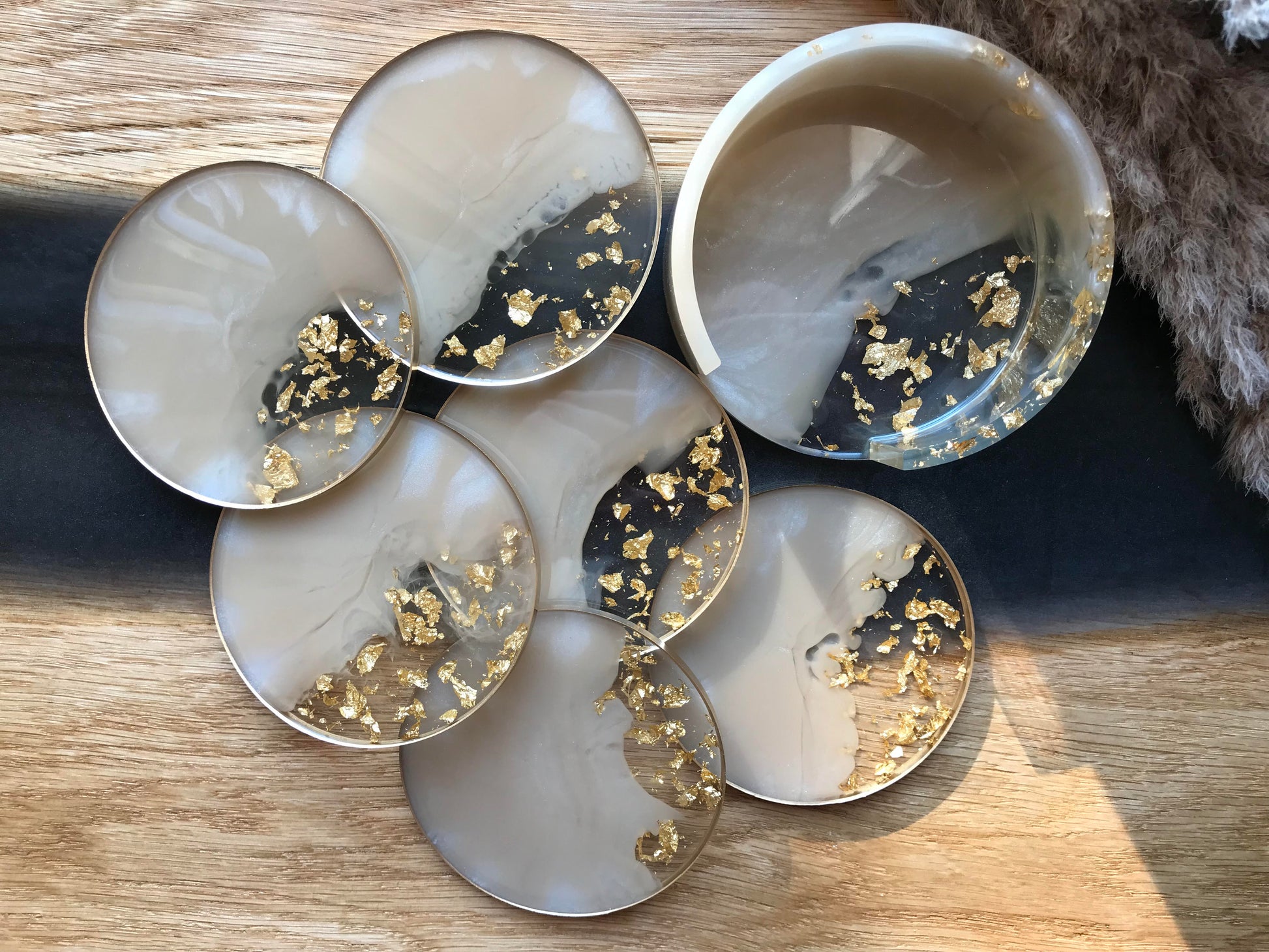 6er Set Untersetzer Set aus Epoxidharz in Beige - mit kompletter Goldumrandung - von oben fotografiert