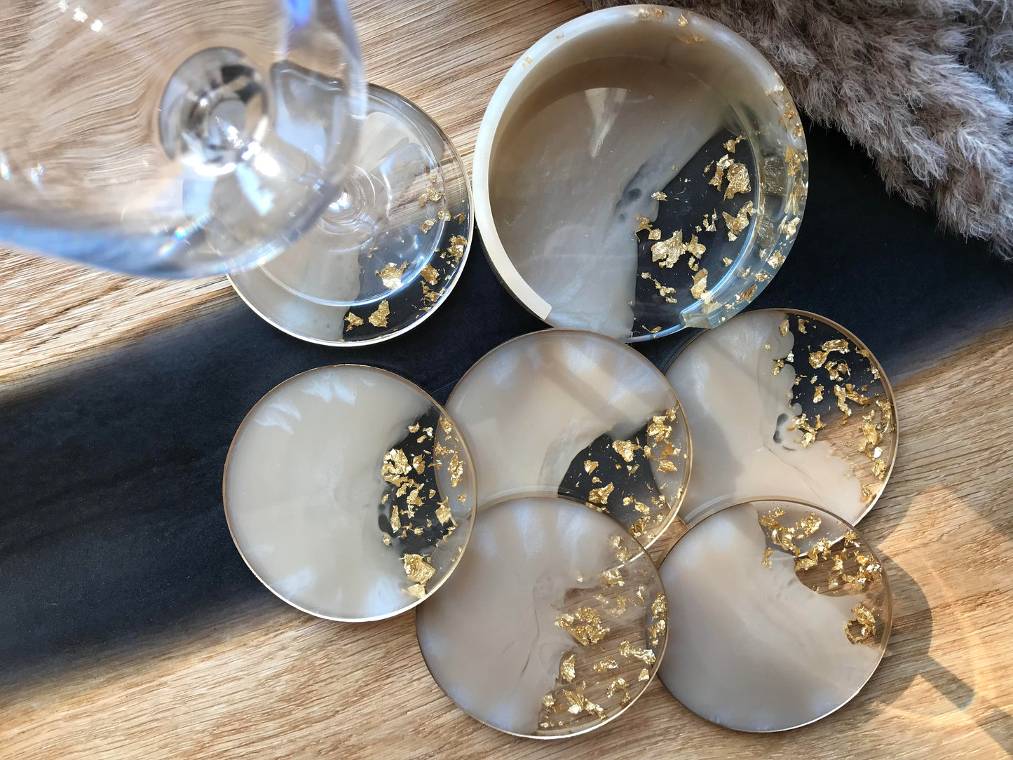 6er Set Untersetzer Set aus Epoxidharz in Beige - mit kompletter Goldumrandung - von oben fotografiert mit Glas