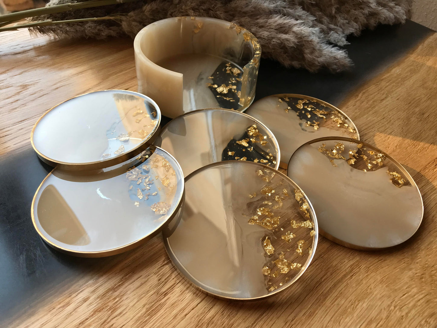 6er Set Untersetzer Set aus Epoxidharz in Beige - mit kompletter Goldumrandung 