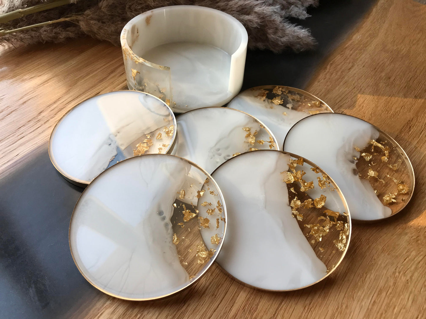 6er Set Untersetzer Set aus Epoxidharz in Weiß - mit kompletter Goldumrandung - von oben fotografiert