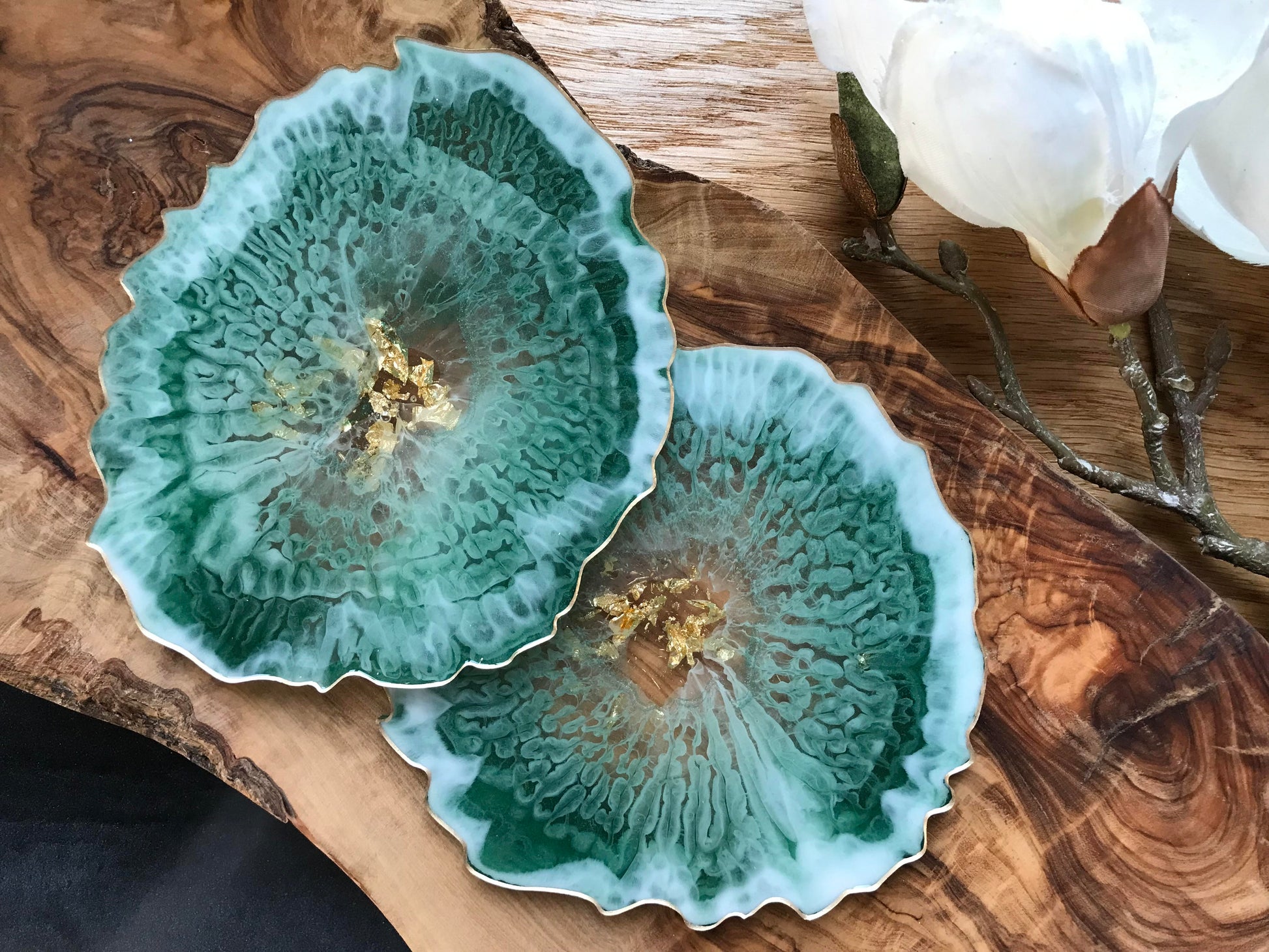 Handgemachte Untersetzer aus Epoxidharz in Grün-Gold  Goldrand Akzent (obere Kante Gold) von oben 