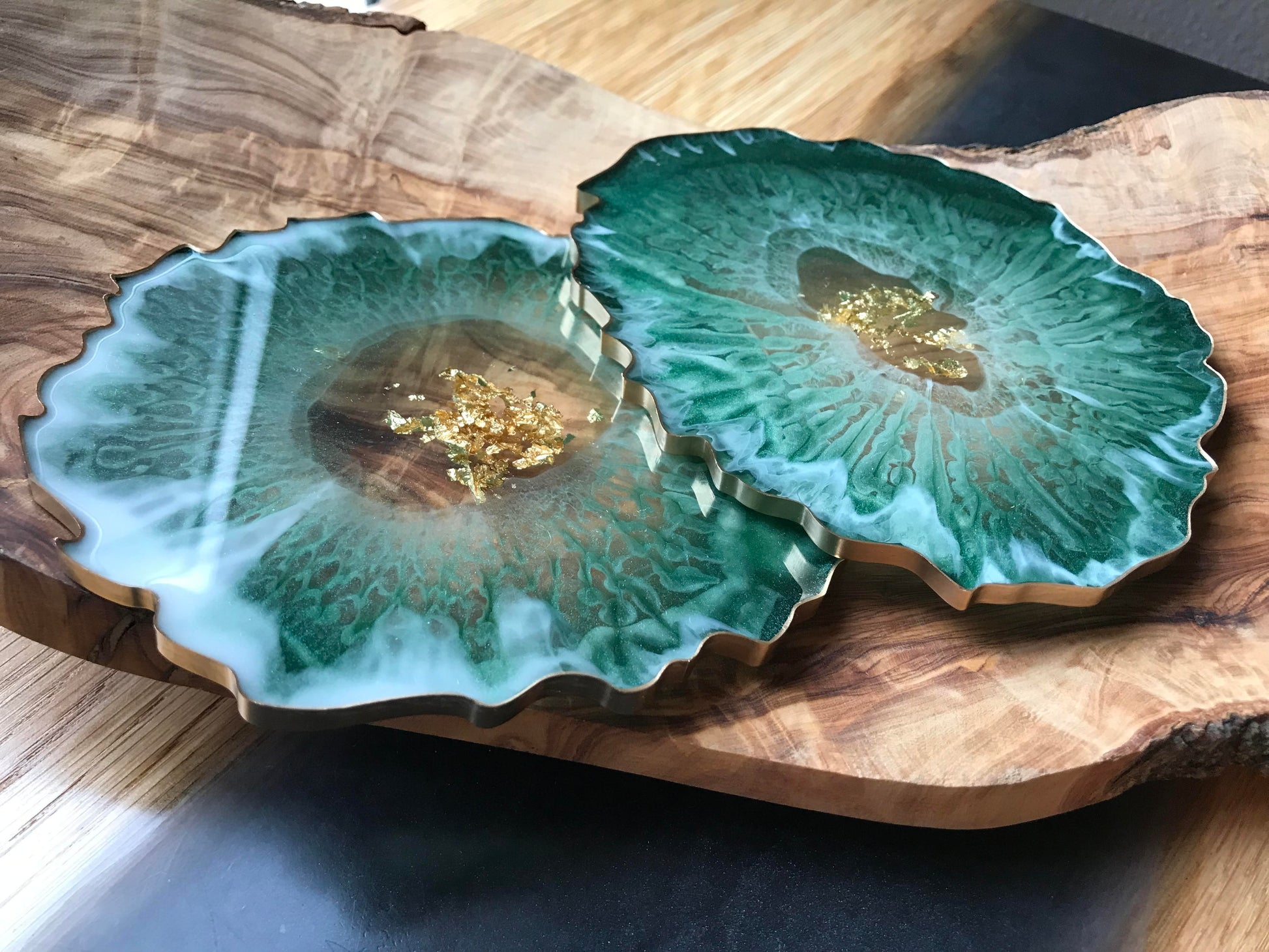 Handgemachte Untersetzer aus Epoxidharz in Grün-Gold 