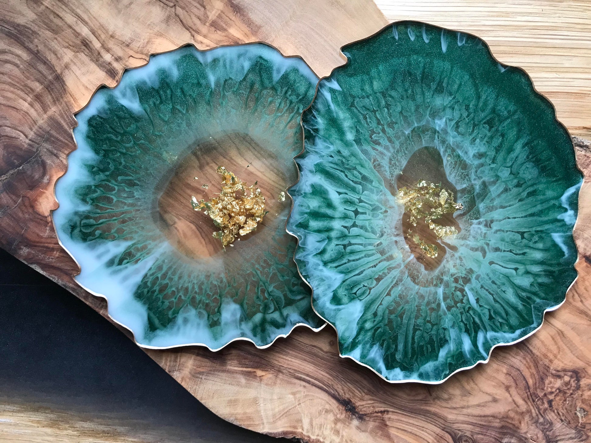 Handgemachte Untersetzer aus Epoxidharz in Grün-Gold - Goldrand Akzent (obere Kante Gold) Ansicht von oben