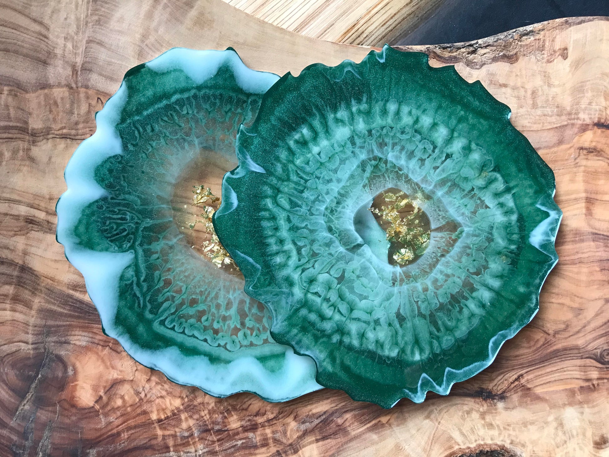 Handgemachte Untersetzer aus Epoxidharz in Grün-Gold - Umrandung natur von oben 