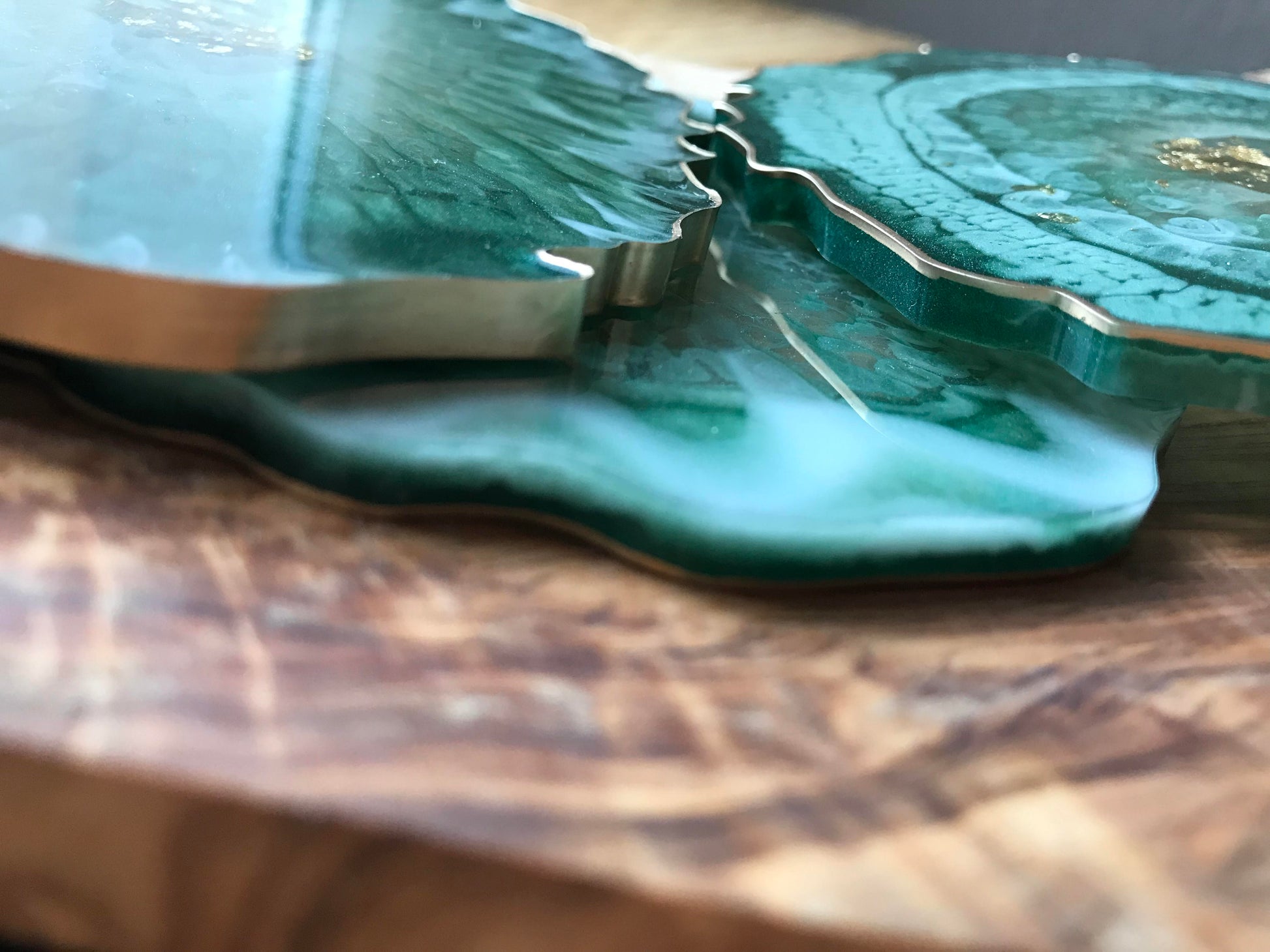 Handgemachte Untersetzer aus Epoxidharz in Grün-Gold - verschiedene Umrandungen 